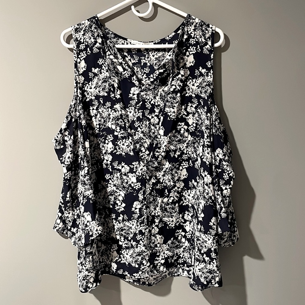 Violet + Claire Women’s Sleeveless Floral Casual Top